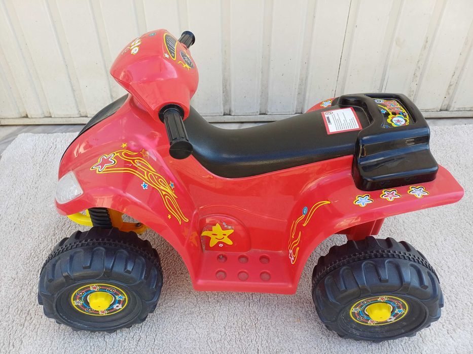 Moto elétrica tipo 4x4 para criança até aos 4 anos