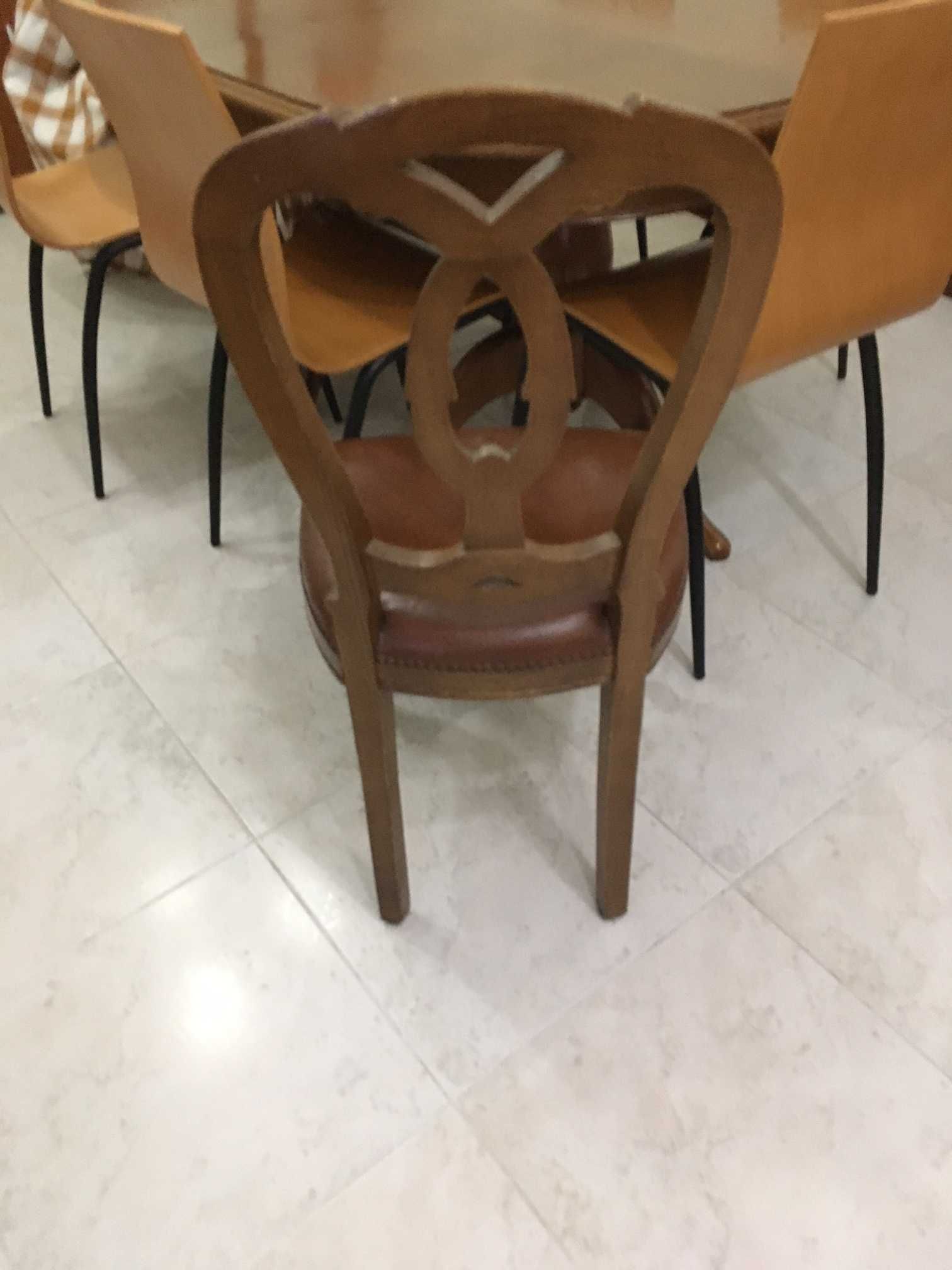 Mesa de Madeira Maciça e Cadeiras