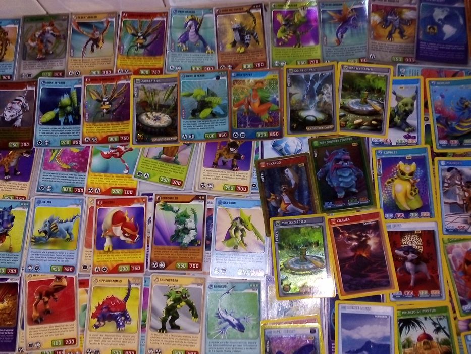 Conjunto de 180 Cartas Invizimals