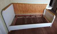 Stare łóżko drewniane.
