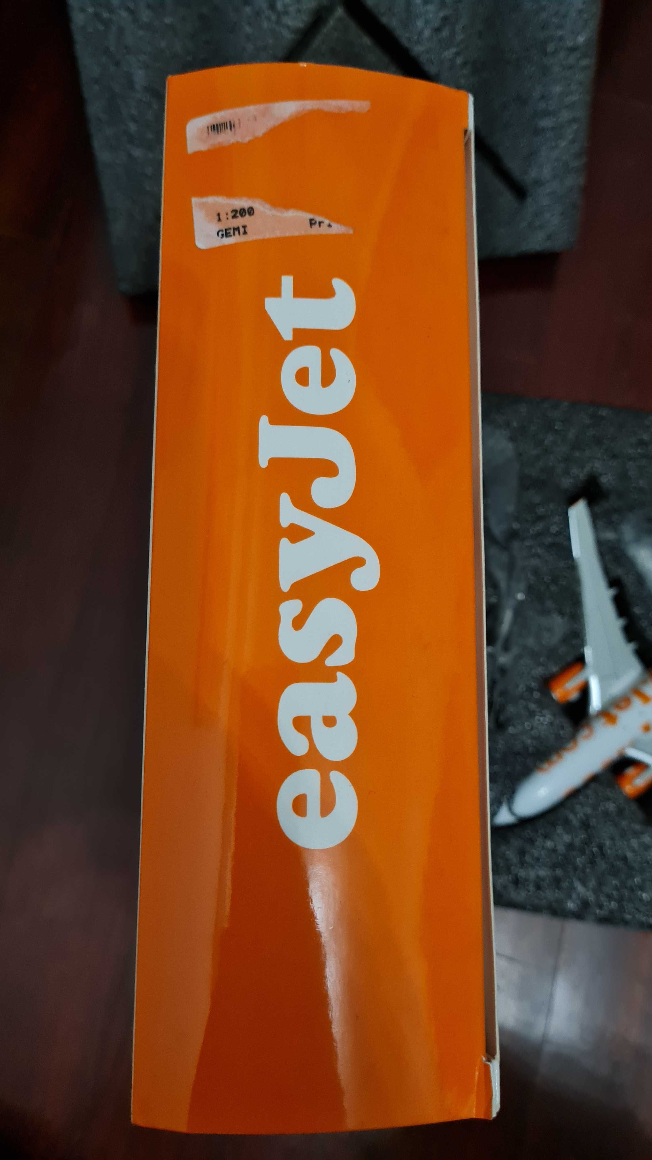 Miniatura 737 EasyJet Gemini 1:200 em metal na caixa