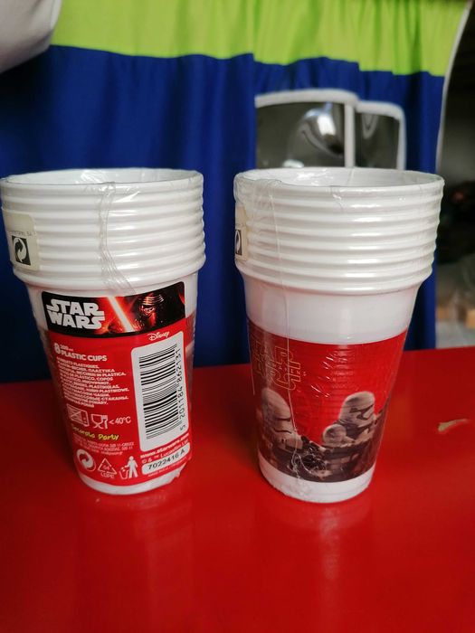 Artigos de festa- pratos e copos de papel/ plástico, ainda embalados.