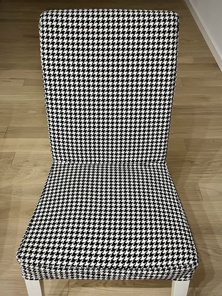 Krzesło Bergmund IKEA Białe pokrowce czarno-białe szachownica
