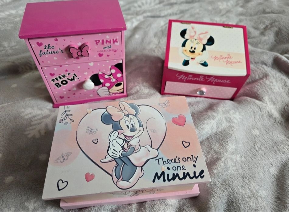 Zestaw trzech drewnianych  szkatułek z Myszką Minnie