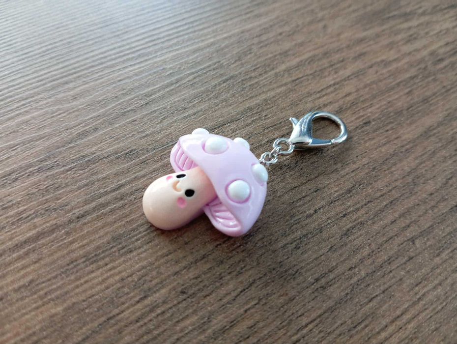 Brelok, zawieszka z fioletowym grzybkiem