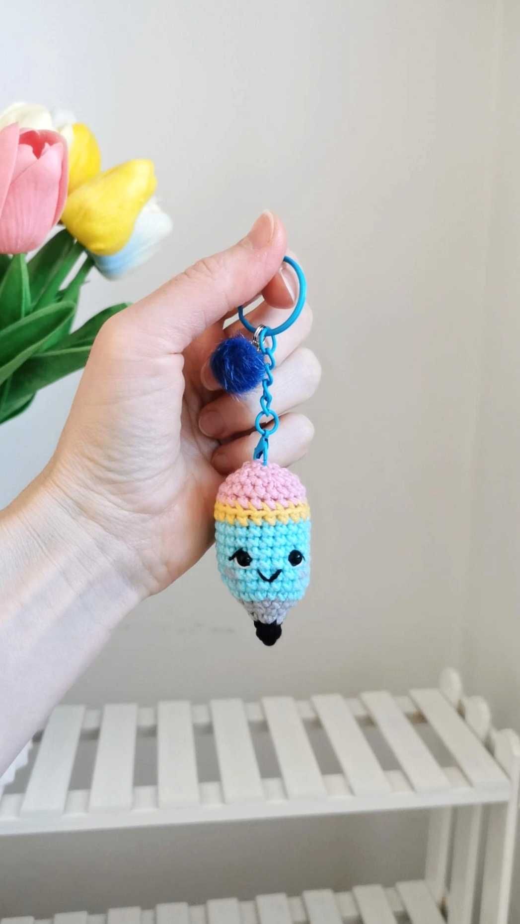 Ołówek na szydełku, brelok, zawieszka handmade