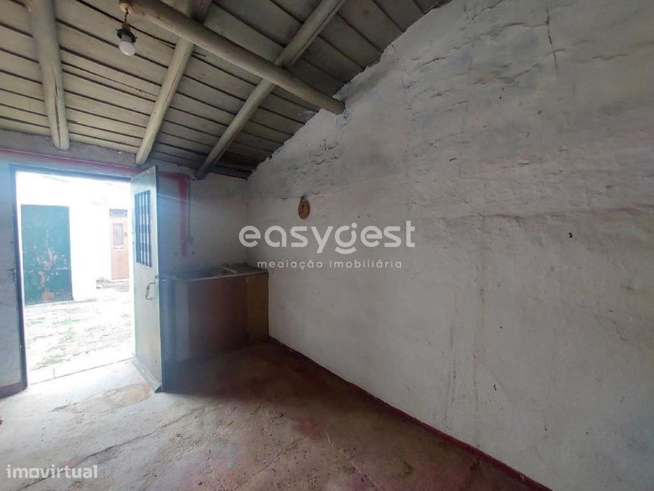 Moradia com 1 quarto e logradouro localizada em Santa Vitória