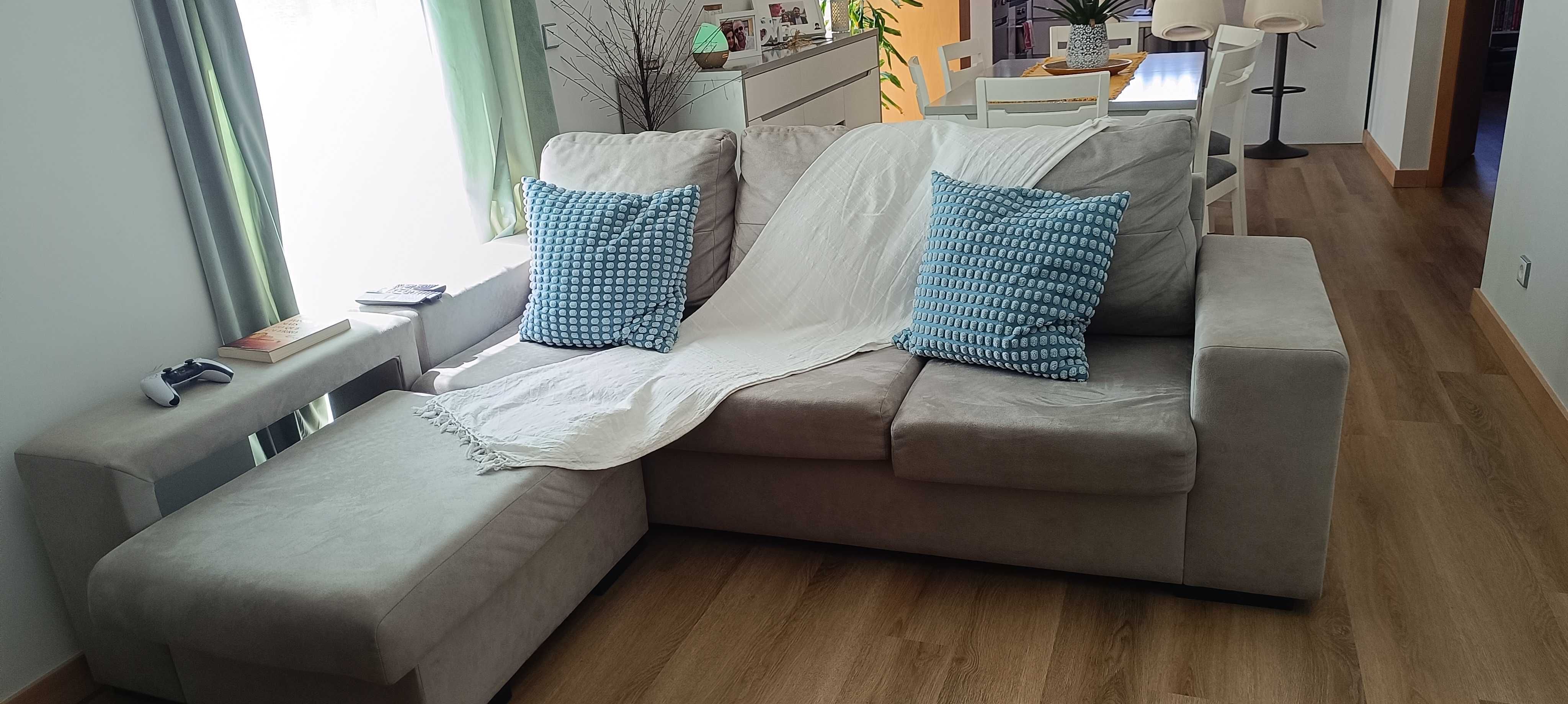 Sofá 3 lugares com chaise longue.