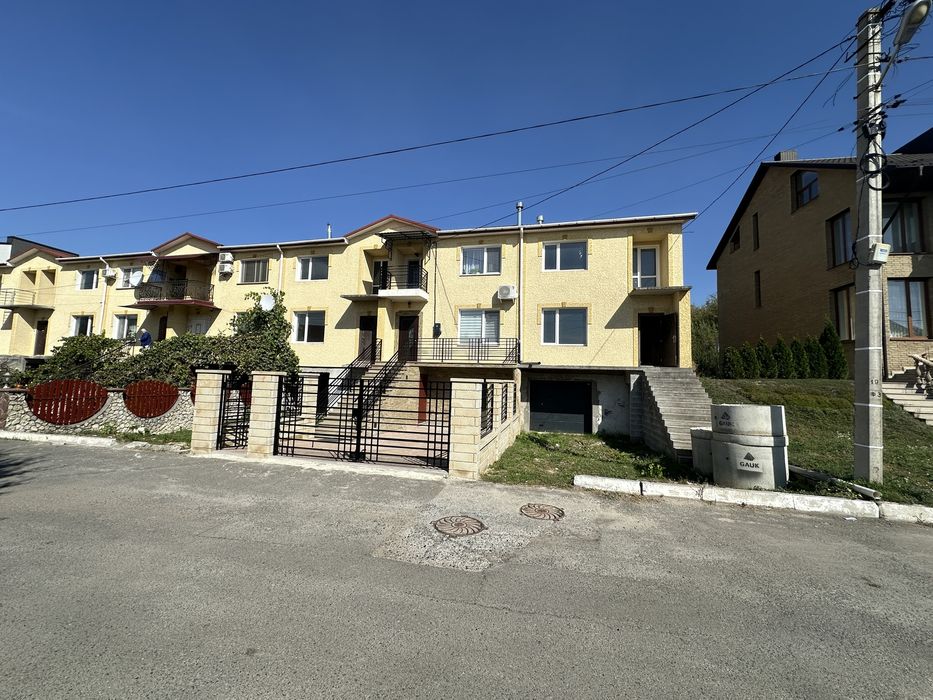 Продається затишний котедж в Кленовому гаю.