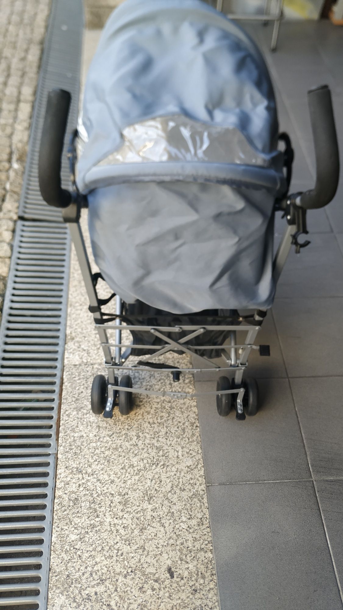 Carrinho de bebe tipo bengala em excelente estado