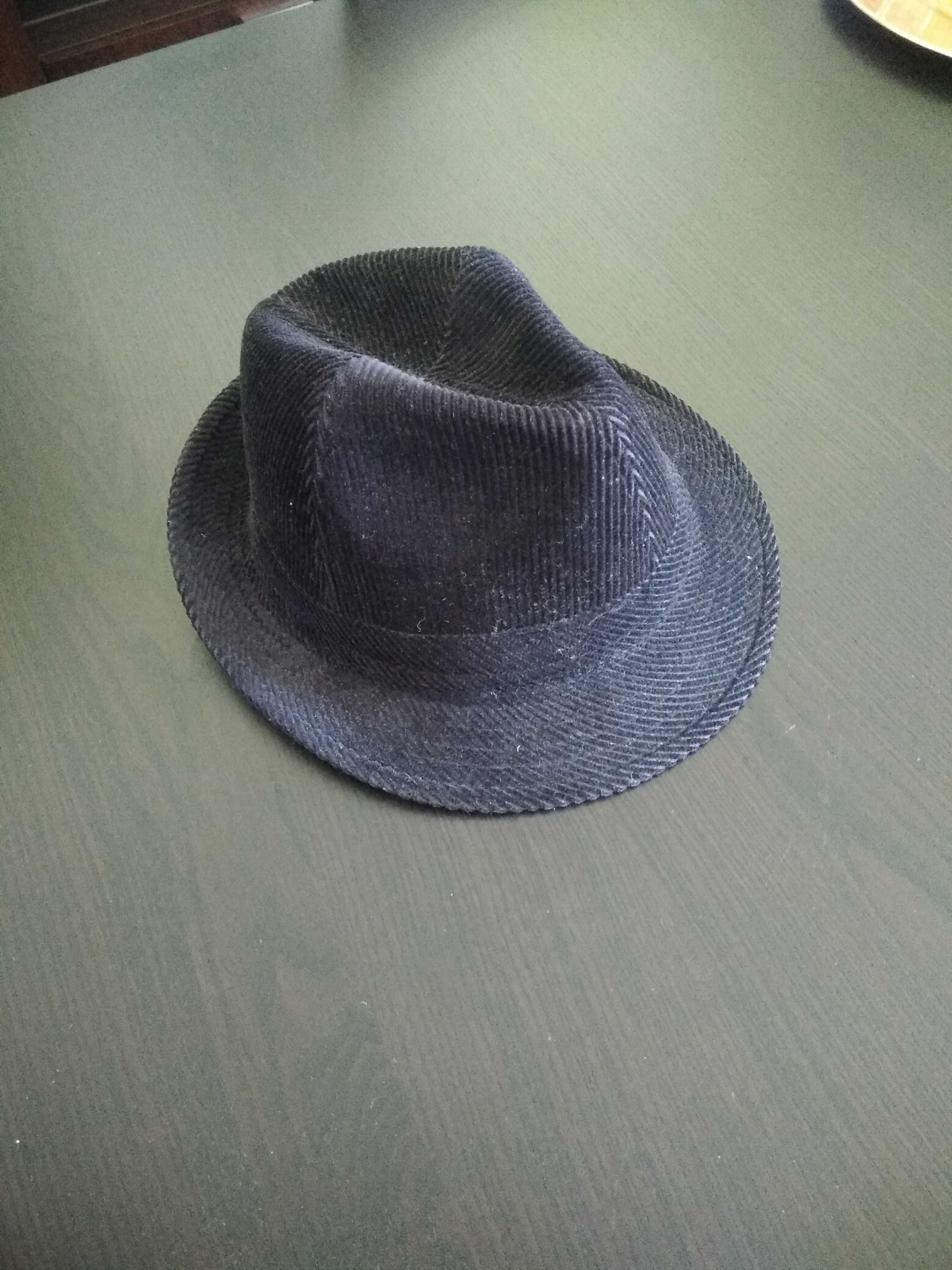 Chapéu negro em veludo
