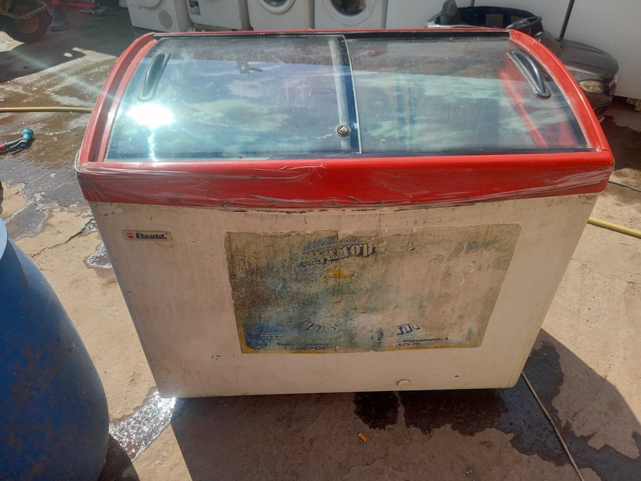 Морозильна камера зі склом зверху.