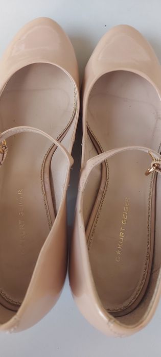 Beżowe lakierowane czółenka Kurt Geiger  rozmiar 40