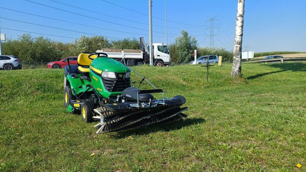 Kosiarka samojezdna X350R John Deere + zamiatarka Tielburger 10x0%