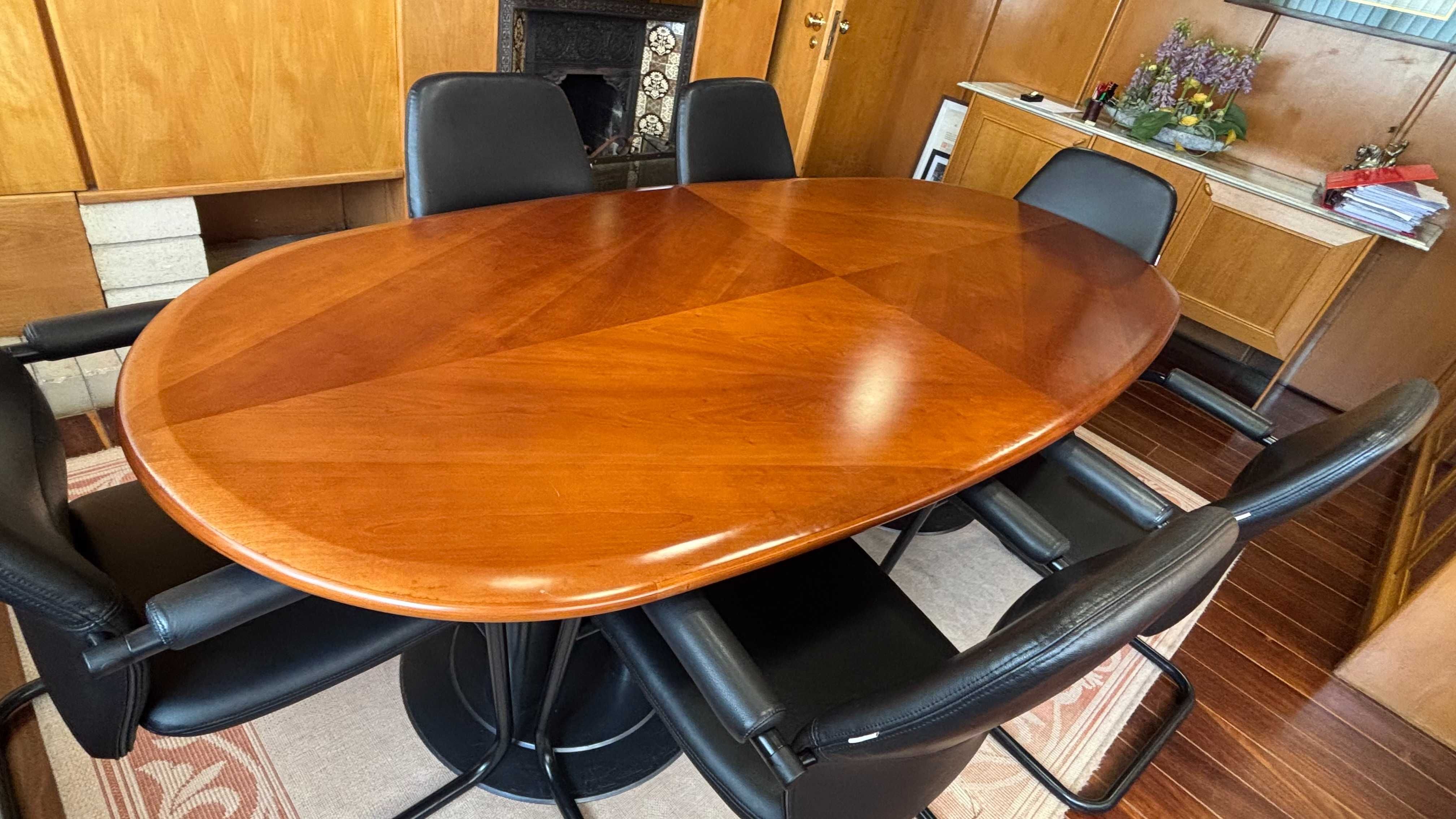 Mesa de reuniões elegante e funcional
