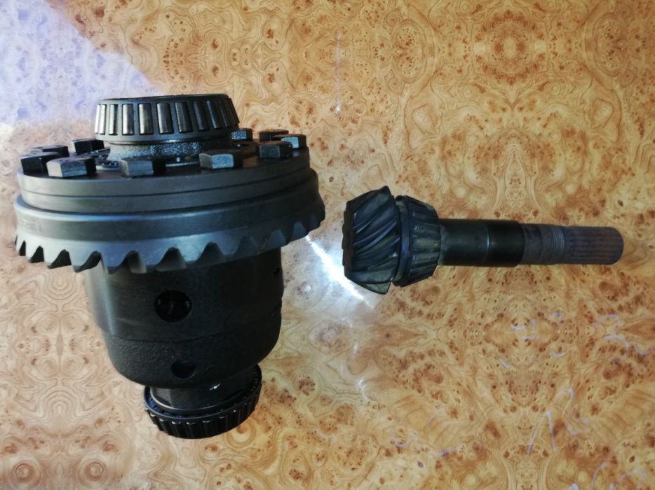 Mechanizm różnicowy, wałek ataku John Deere5045E, 5055E, 5065E, 5065M,