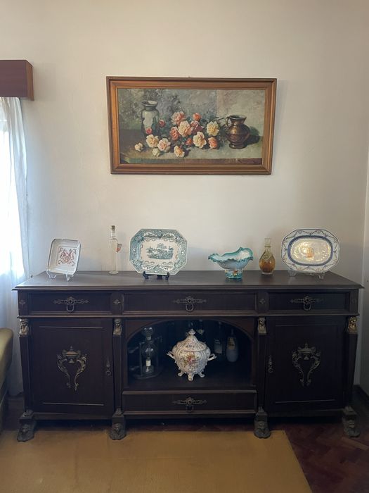 Aparador antigo em madeira maciça com detalhes em bronze