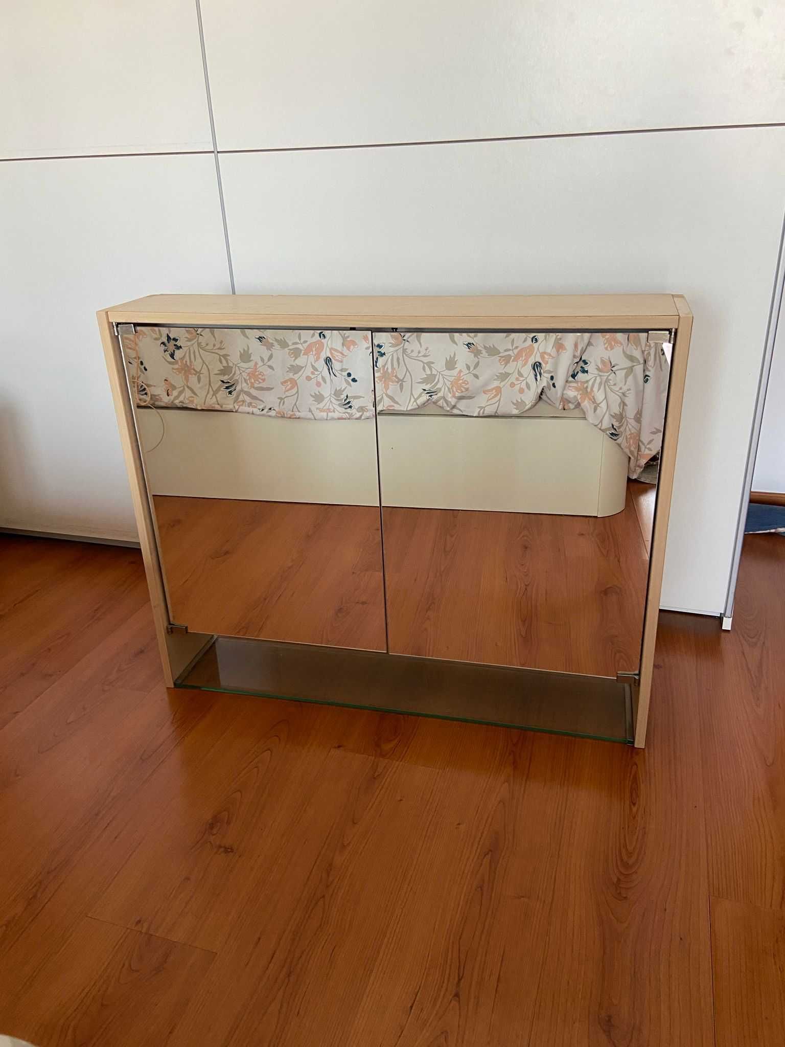 Móvel de madeira com portas em espelho para Casa de Banho