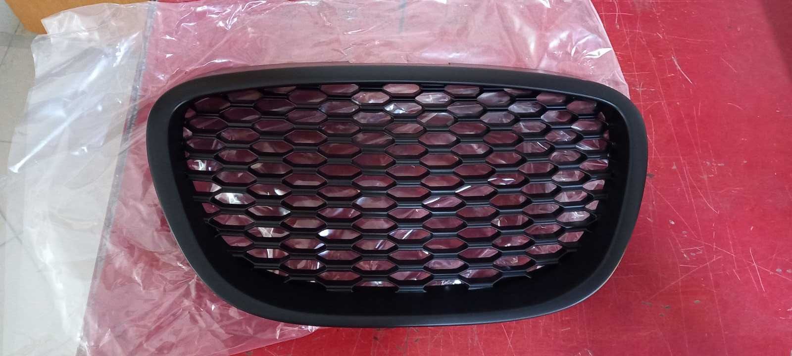 Решотка радіатора SEAT LEON 05-09  	GRSE02