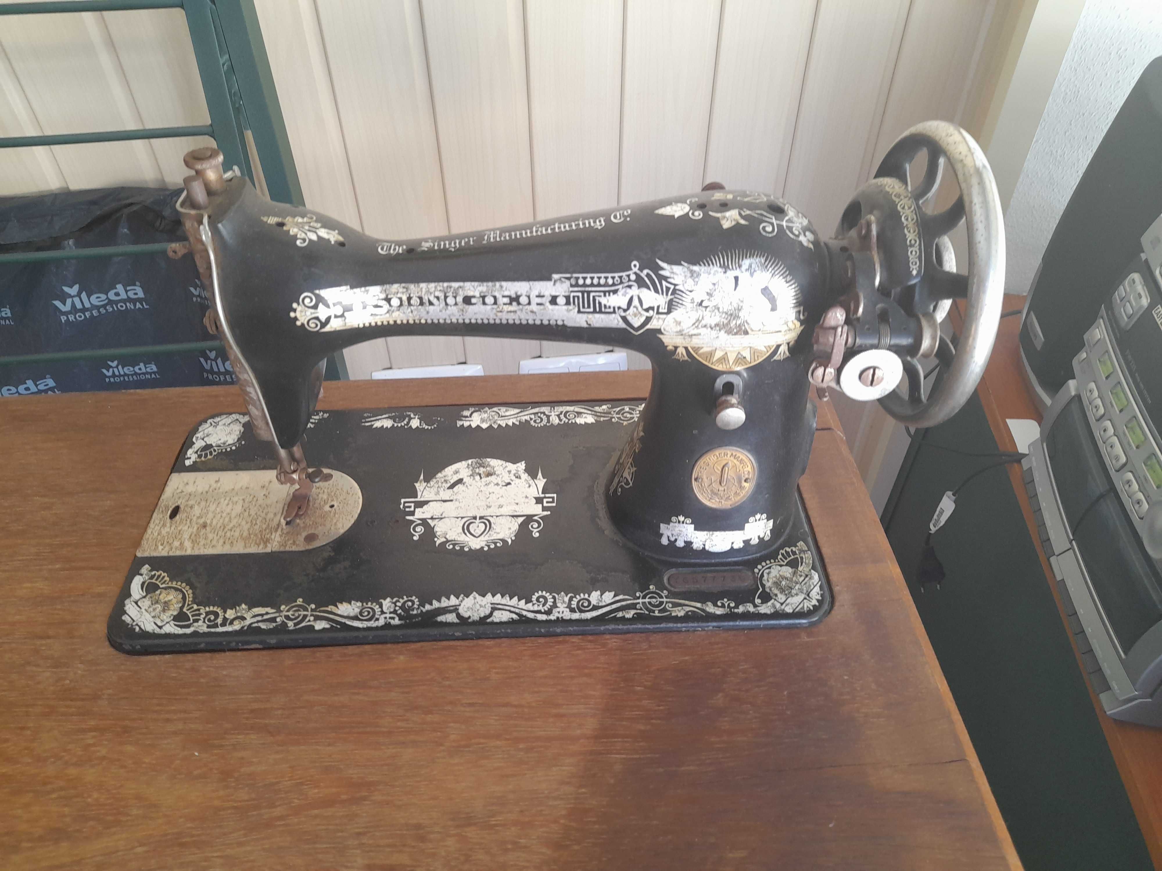 Mesa com Maquina Singer Antiga