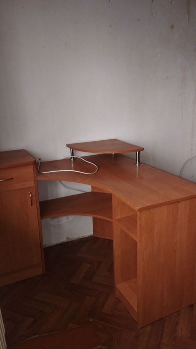 Угловой компьютерный стол с полками