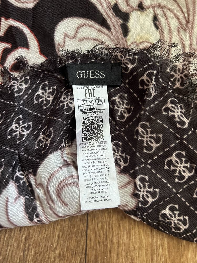 Оригінальний шарф Guess