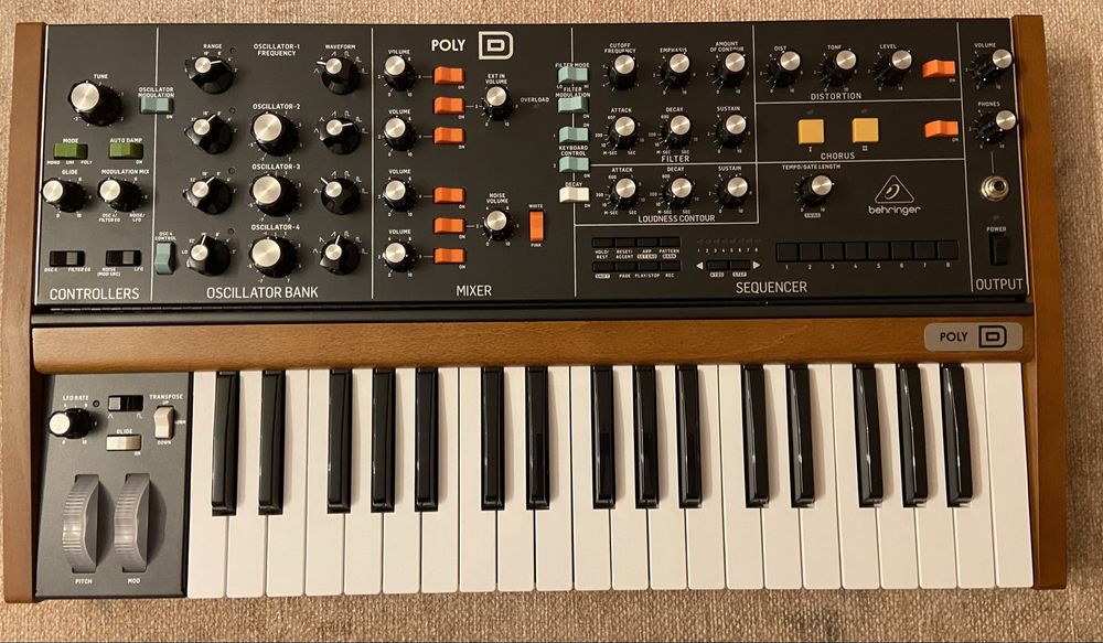 Sintetizador Behringer Poly D