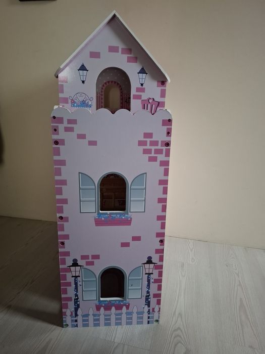 Drewniany domek dla lalek