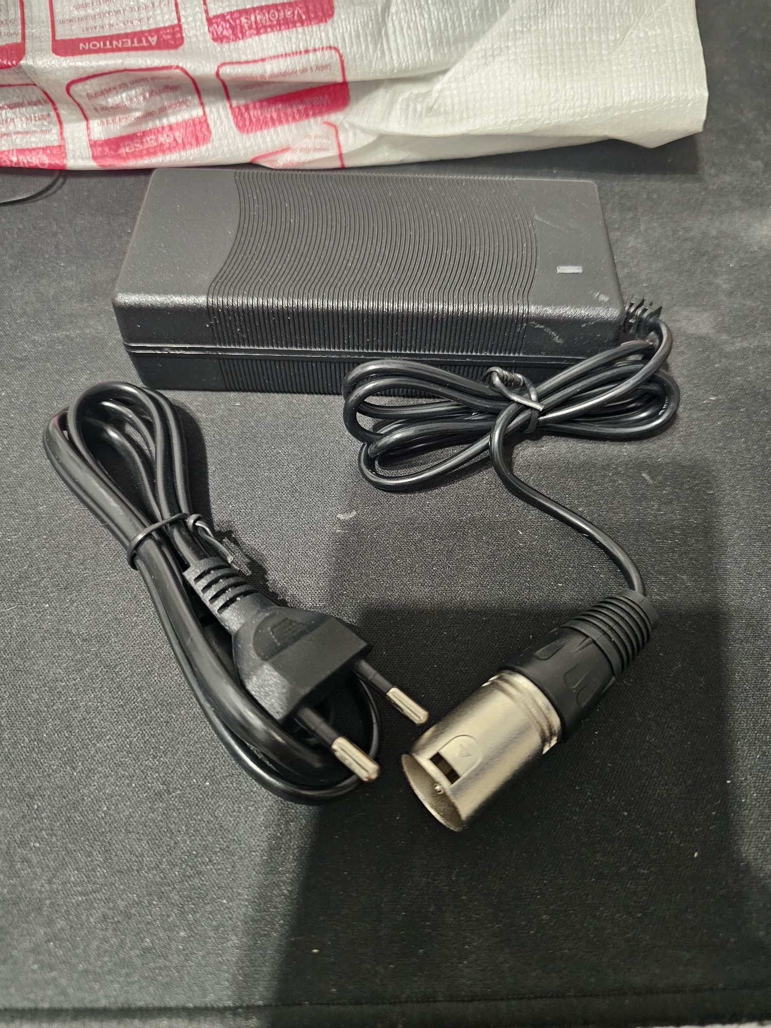 Ładowarka do hulajnogi roweru elektrycznego 42v(36v)  3pin  2.1/5.5mm