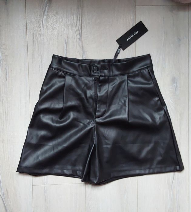 НОВІ чорні  шорти з еко шкіри.