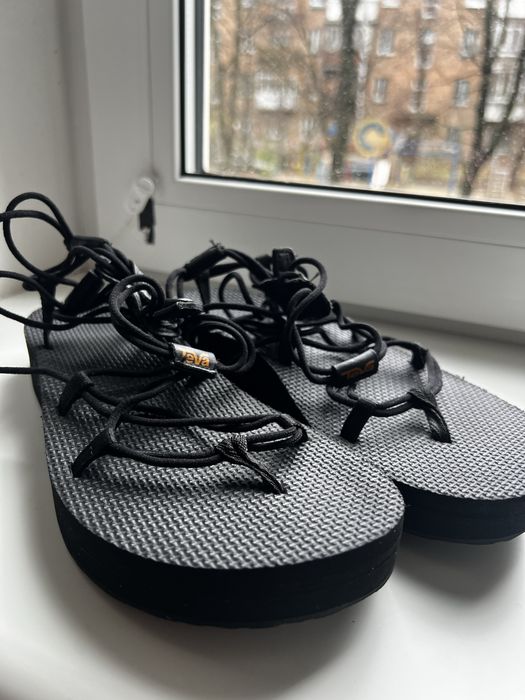 Сандалі Teva чорні на платформі