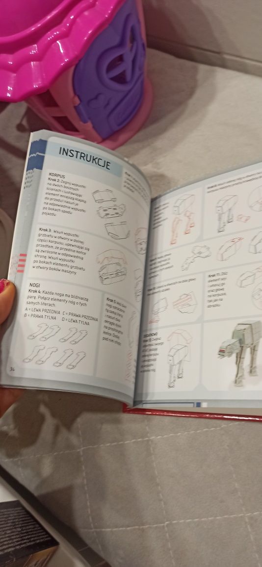 Książka Star Wars Stacje Bojowe model do złożenia  Disney