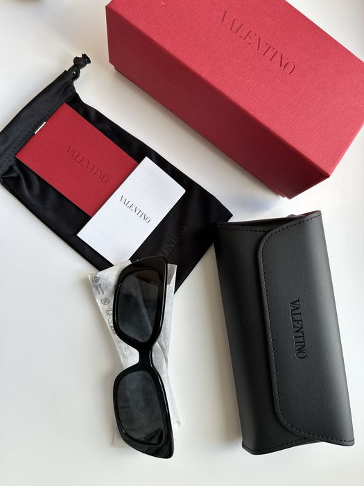 Сонцезахисні окуляри жіночі чорні Valentino