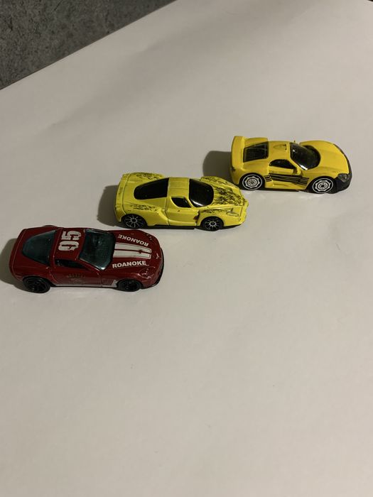 Три металлические машинки, литые лотом