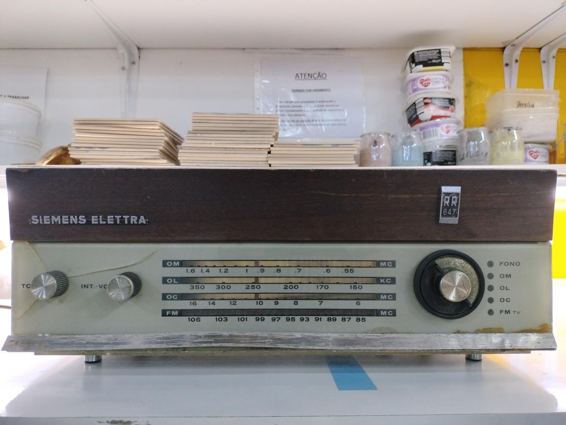 Rádio a válvulas marca " Siemens Electra". A funcionar Vintage. A func