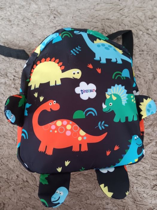 Mini mochila preta com dinossauros para criança