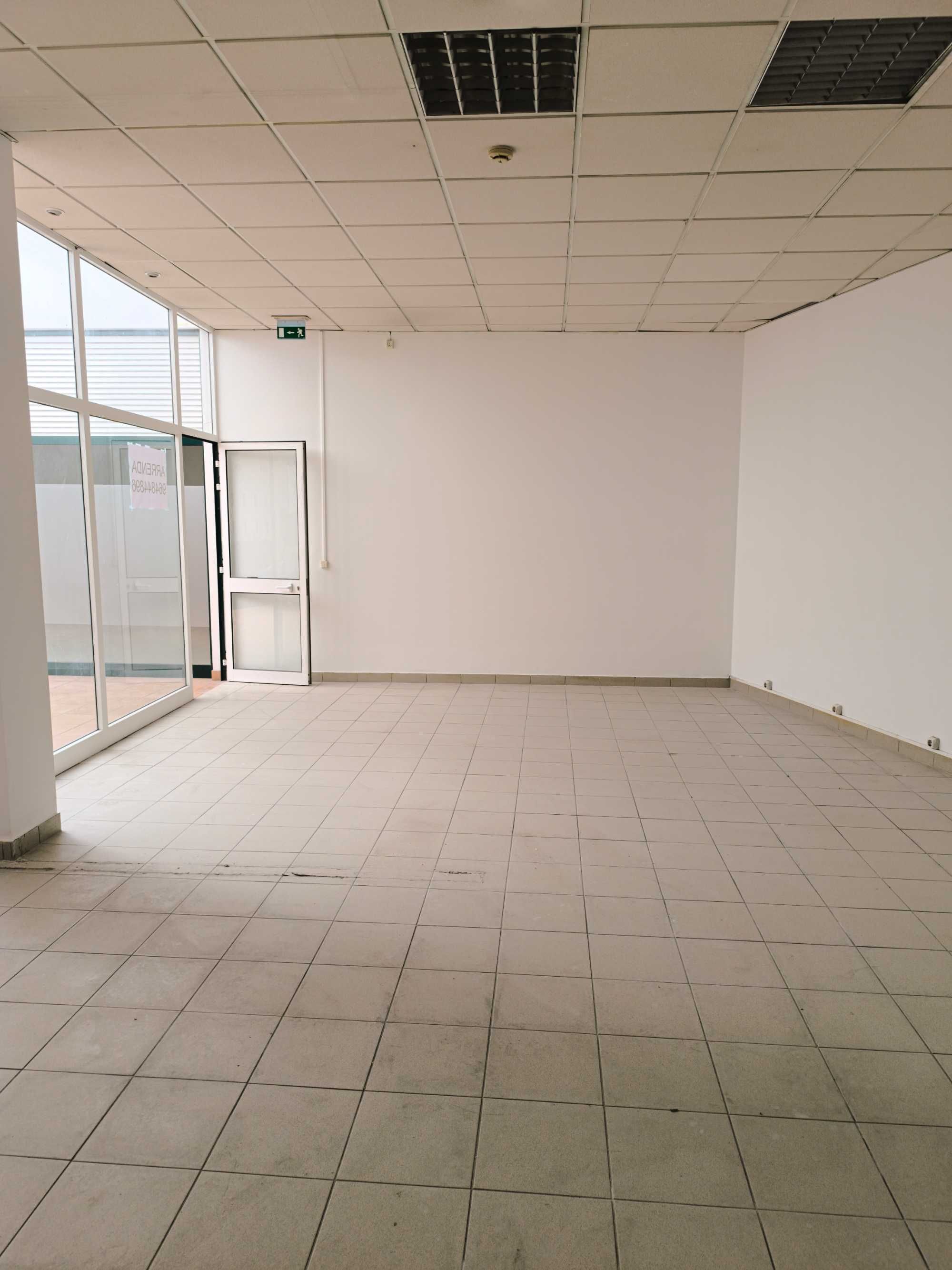 Alcanena-Loja com 50m2 com WC e Garagem- arrenda 285€/mes