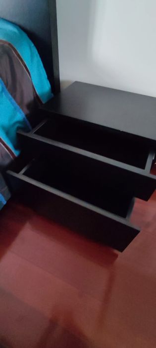 Cama de solteiro com 2 mesinhas de cabeceira - como nova