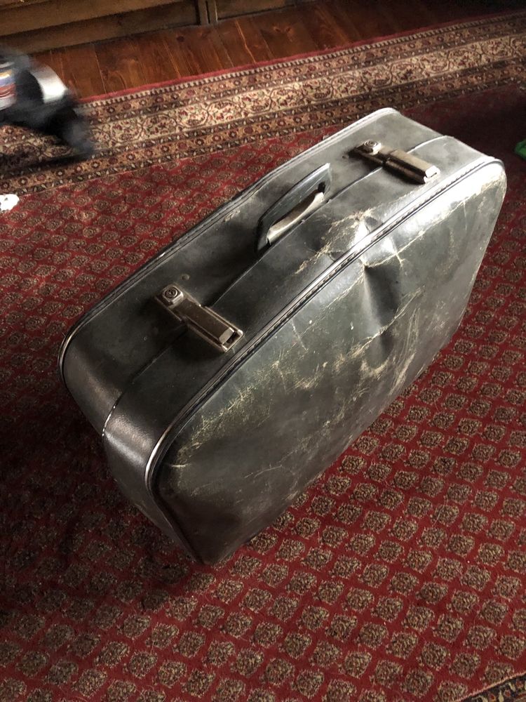 Stara tekturowa walizka