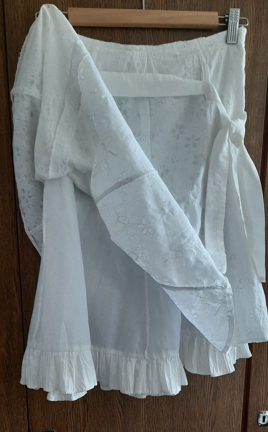 Spódnica biała, bawełniana z haftem i podszewką z falbanką, rozm. 38