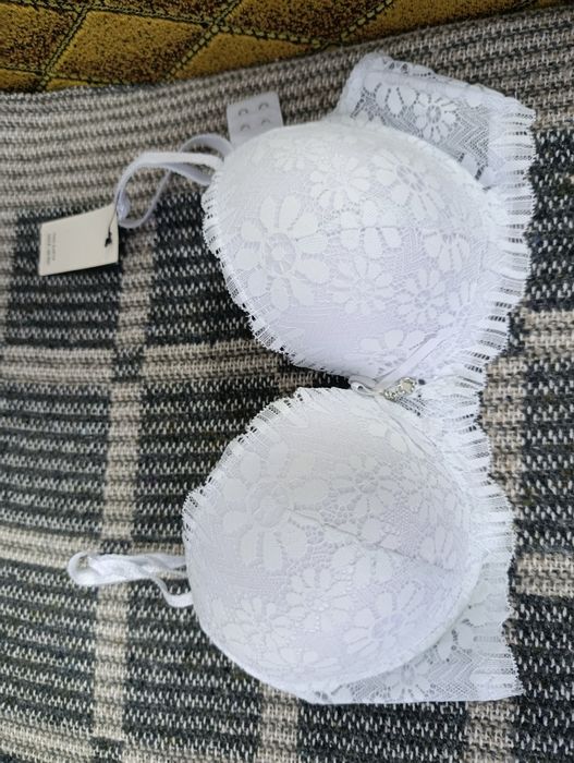 Бюстгальтери,різний вид та об'єм.