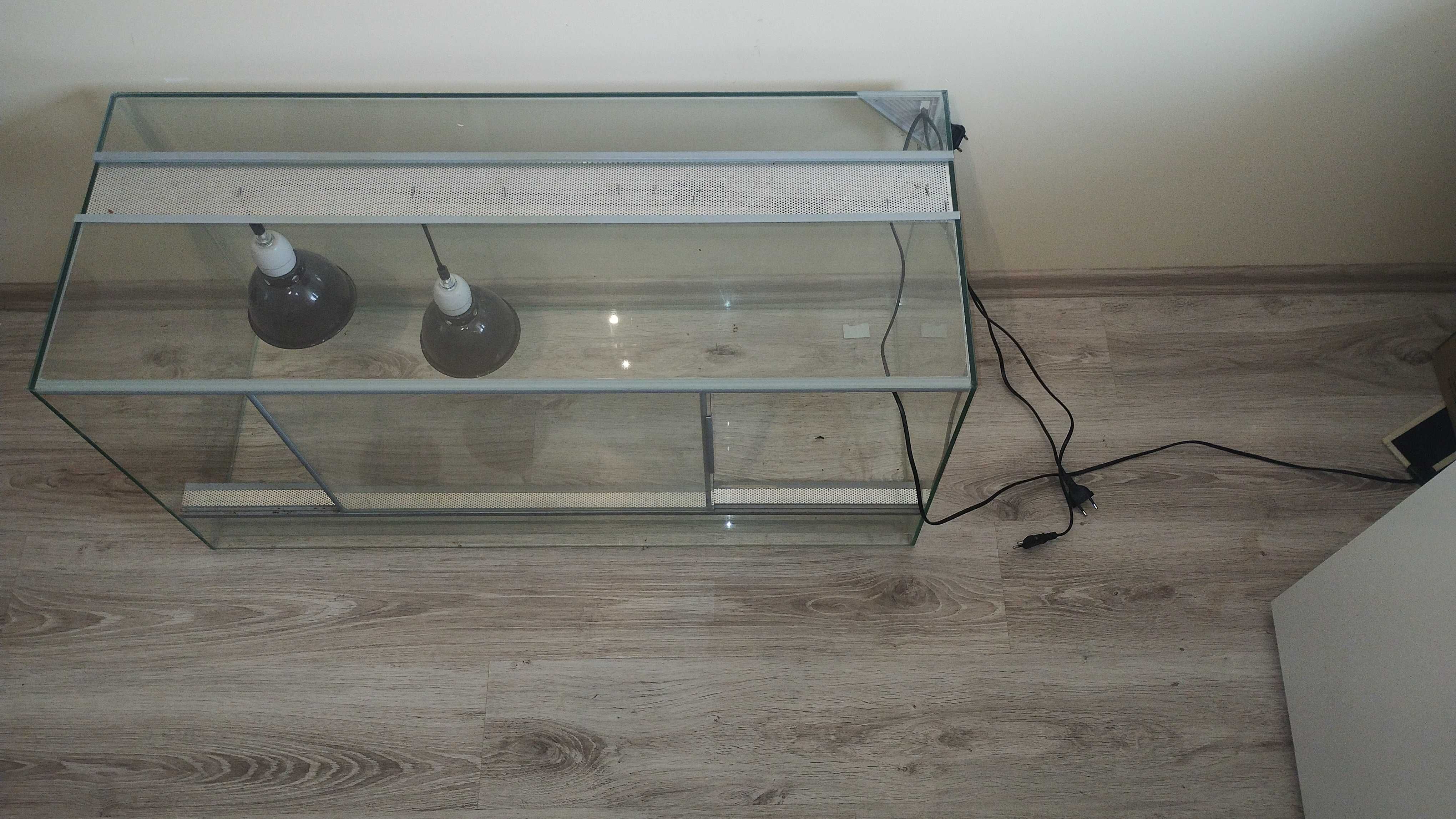 Terrarium z wyposażeniem