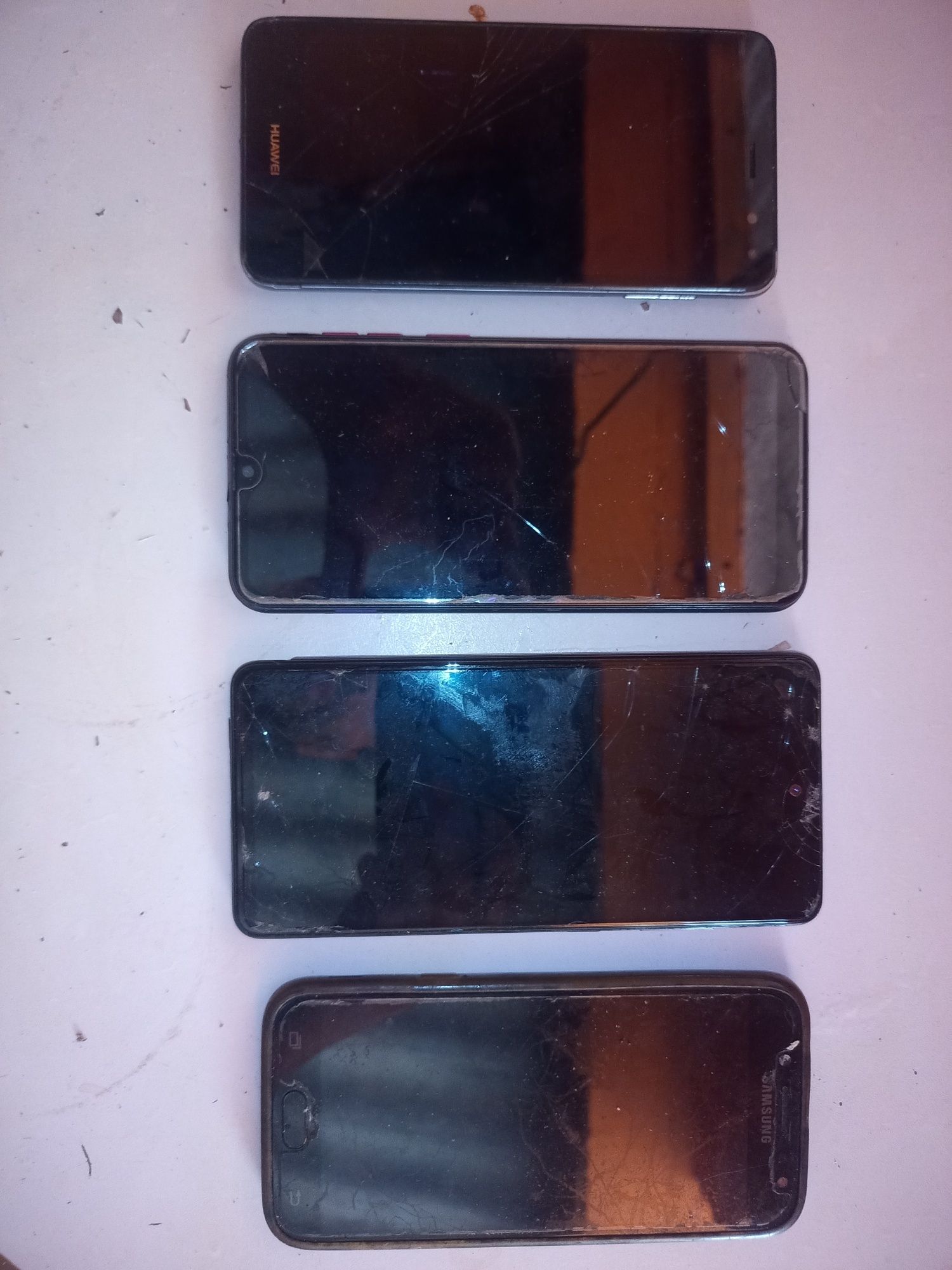 4 telemóveis Huawei e Samsung