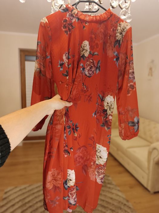 Piękna sukienka w kwiaty.