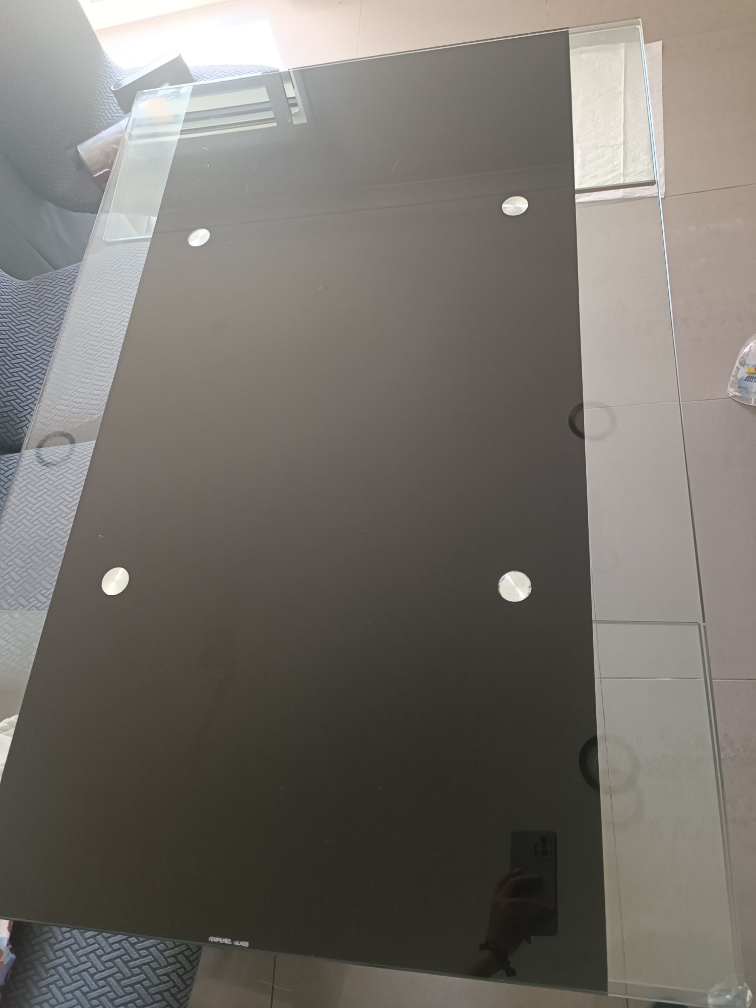 Mesa extensível de vidro preta com o pé em inox
