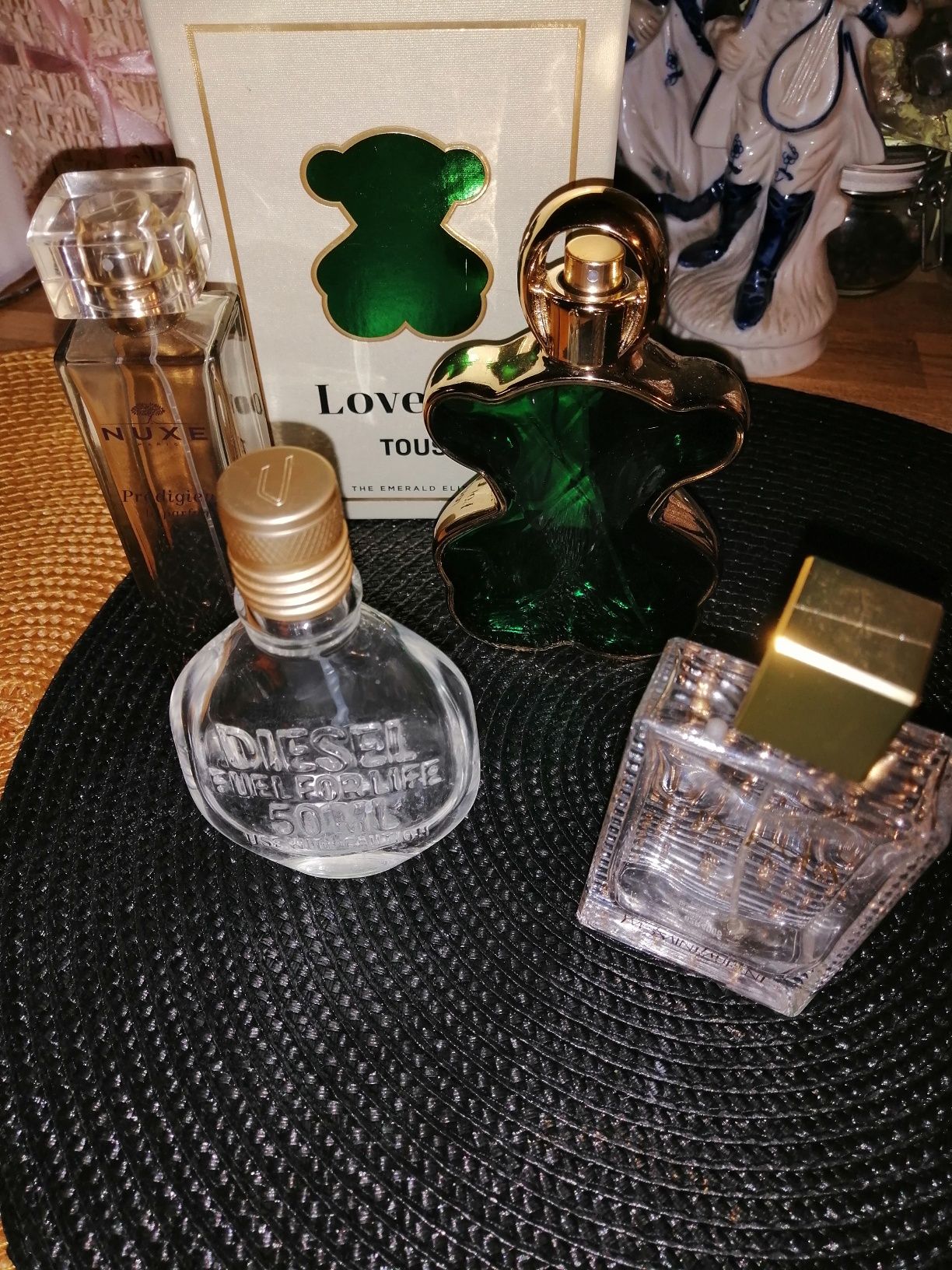 4 puste flakony oryginalnych perfum.