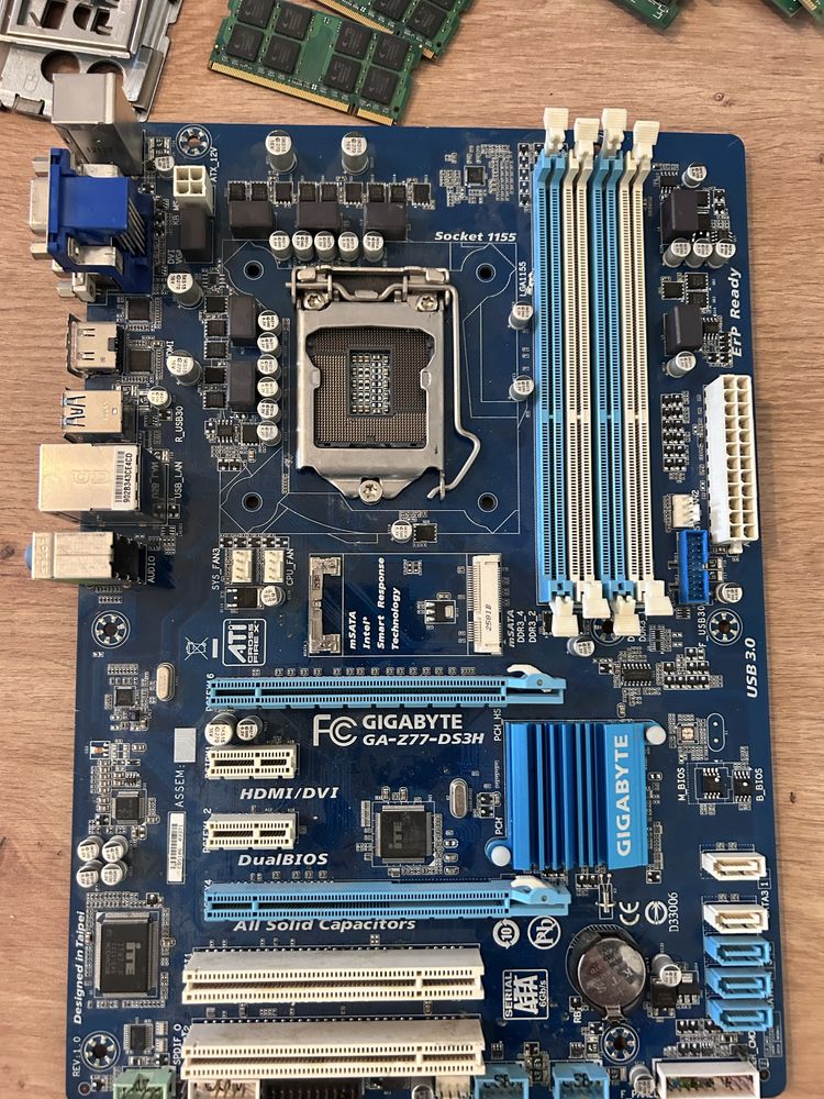 Zestaw na czesci - 3 ptyty gtówne (uszkodzone), 7x RAM DDR3, backplate