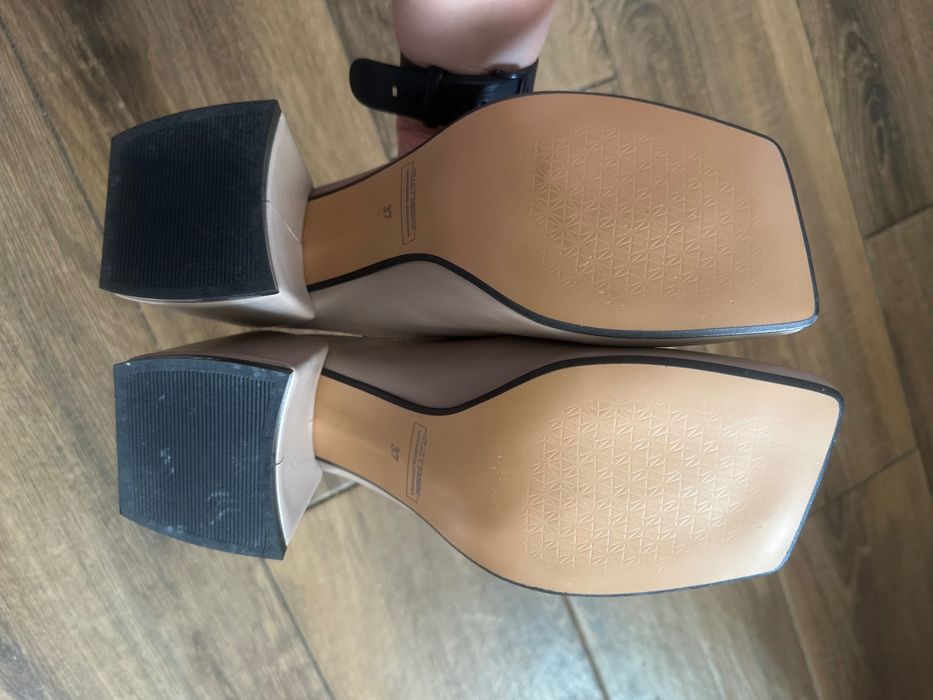 Шкіряні шльопанці на каблуку 37 розміру