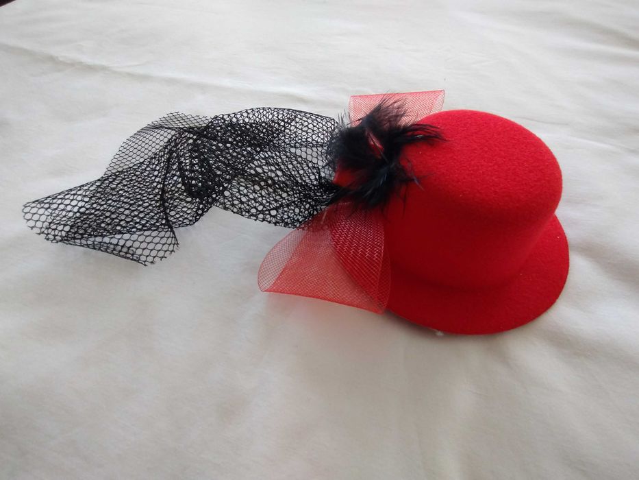 Mini kapelusz z przypinką