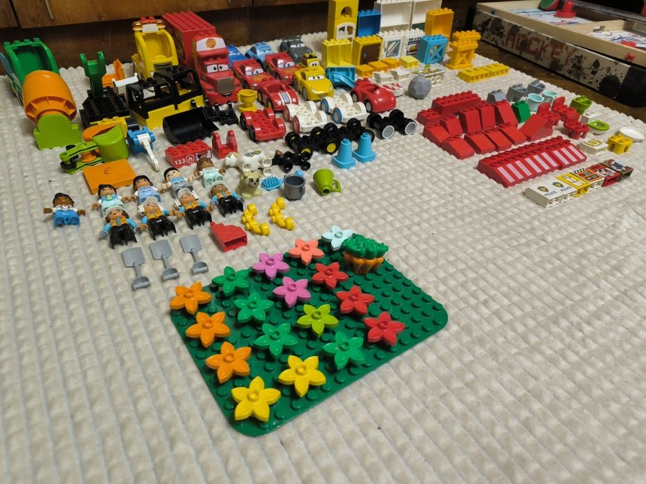 Lego Duplo деталі з різних наборів.
